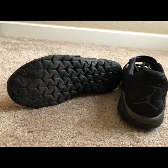 Size youth 6.5 Jordan trainers! Lightly worn! - Picture 5 of 7